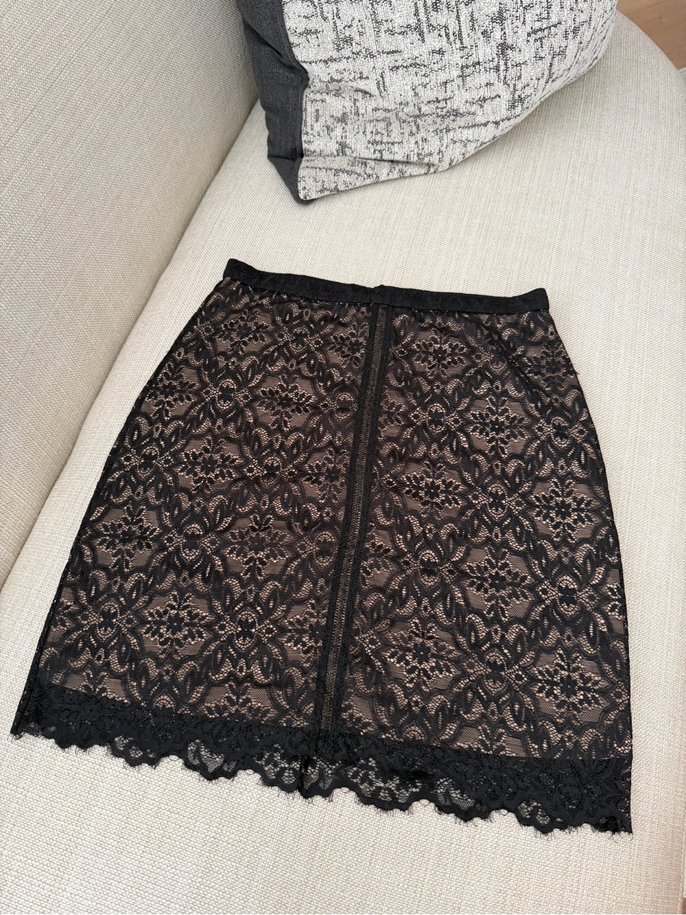 NEW Wilfred Aritzia Nude/Black Lis Lace Mini Skirt